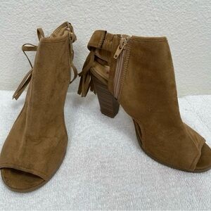 3/$25 Heart In D Tan Faux Suede Open Toe Fringe Heeled Bootie Sandal Size 7 Boho